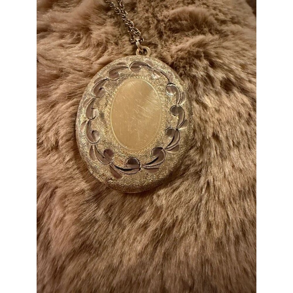 Vintage Gold Tone Oval Locket Necklace Engraved Border Detail